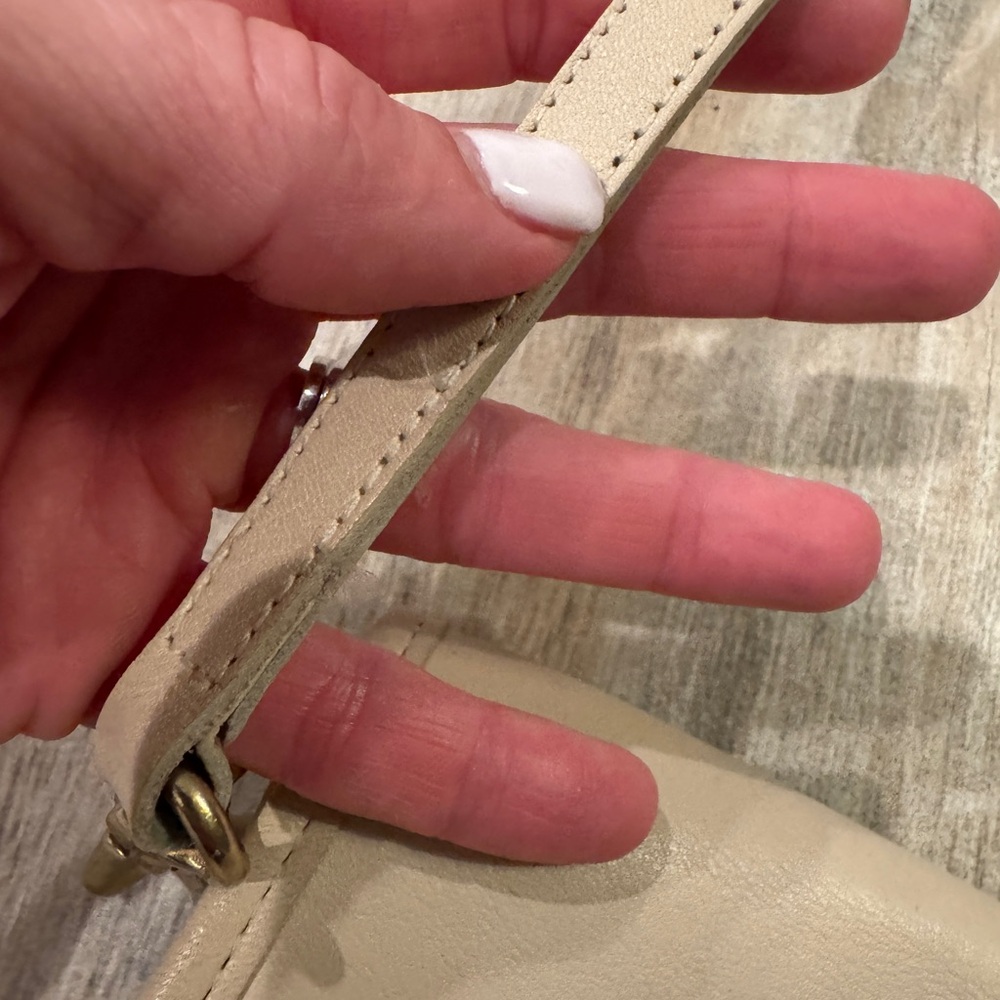 Elegant Coach Cream Shoulder Bag - Picture 6 of 14